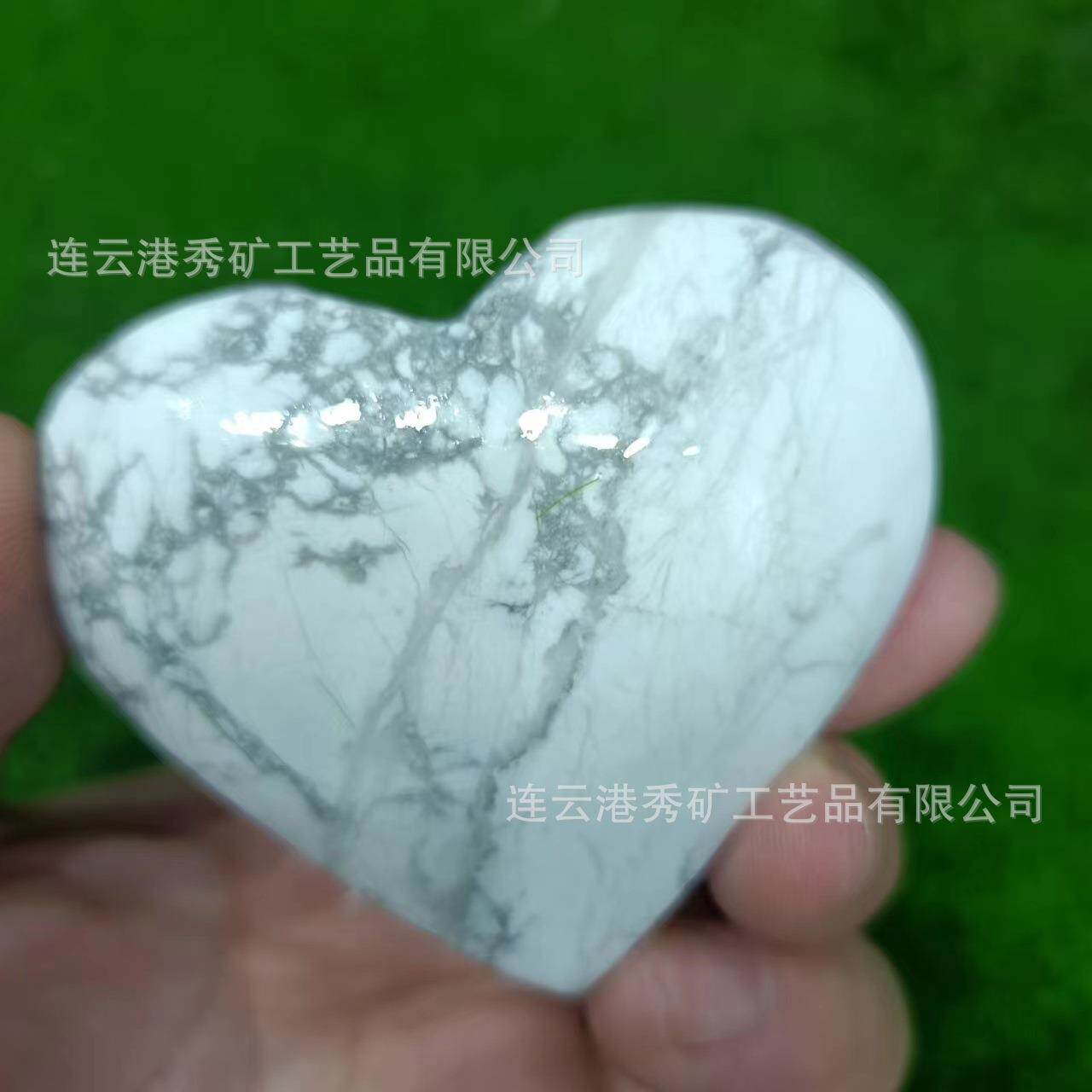 跨境热卖白松石原石打磨爱心形状手把件水晶爱心饰品挂件圣诞装饰