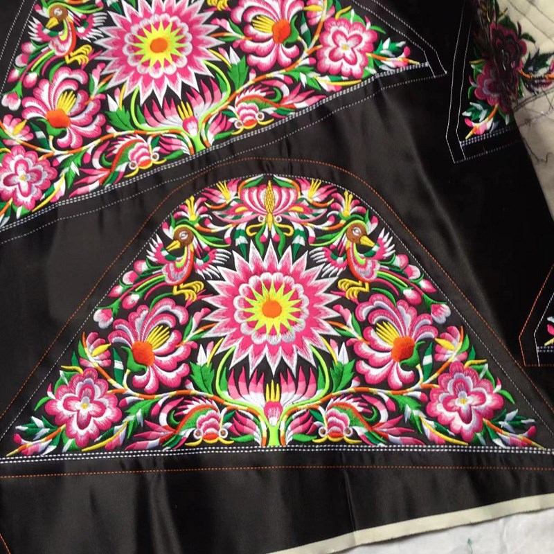 贵州苗侗族肚兜胸花刺绣重工高密绣花绣布