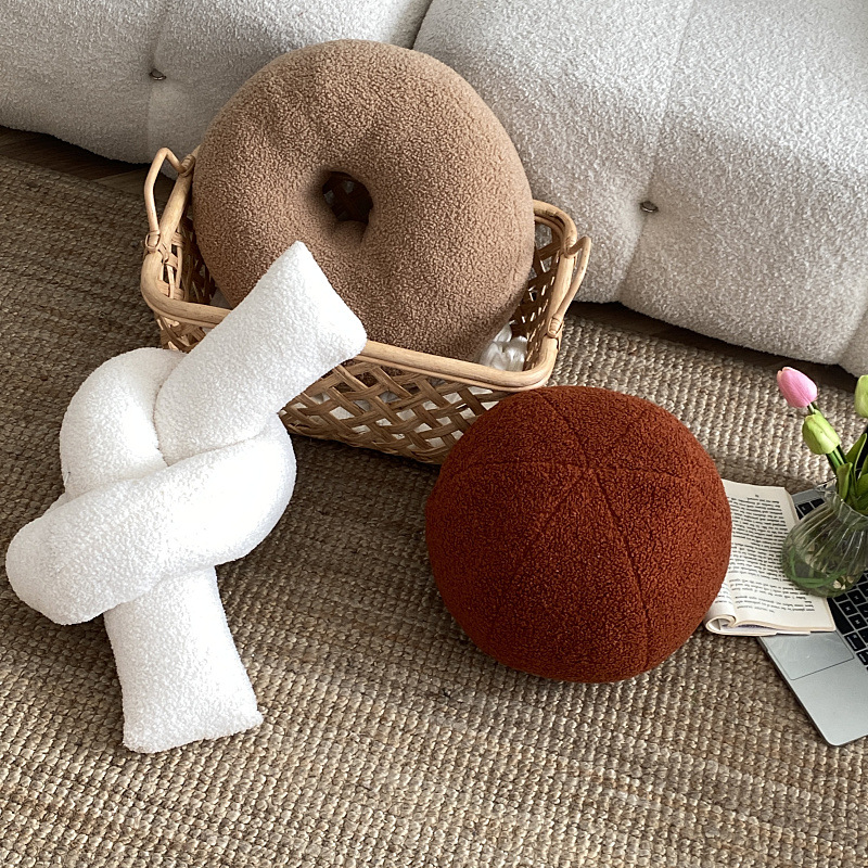 in创意秋冬羊羔绒软抱枕民宿装饰沙发靠垫立体异形圈圈圆球靠枕