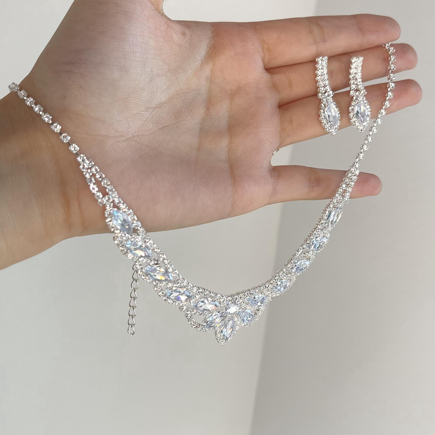 爆闪满钻水滴吊坠项链复古宫廷风气质时尚轻奢高级感配礼服锁骨链