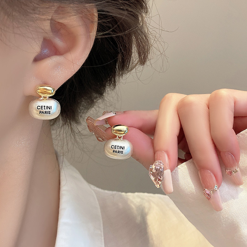 拉丝字母耳钉新款2026爆款独特耳环高级感小众设计感气质耳饰女