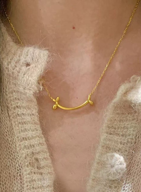 金色微笑腊肠狗吊坠项链韩系冷淡风简约设计感闪钻骨头秋冬毛衣链