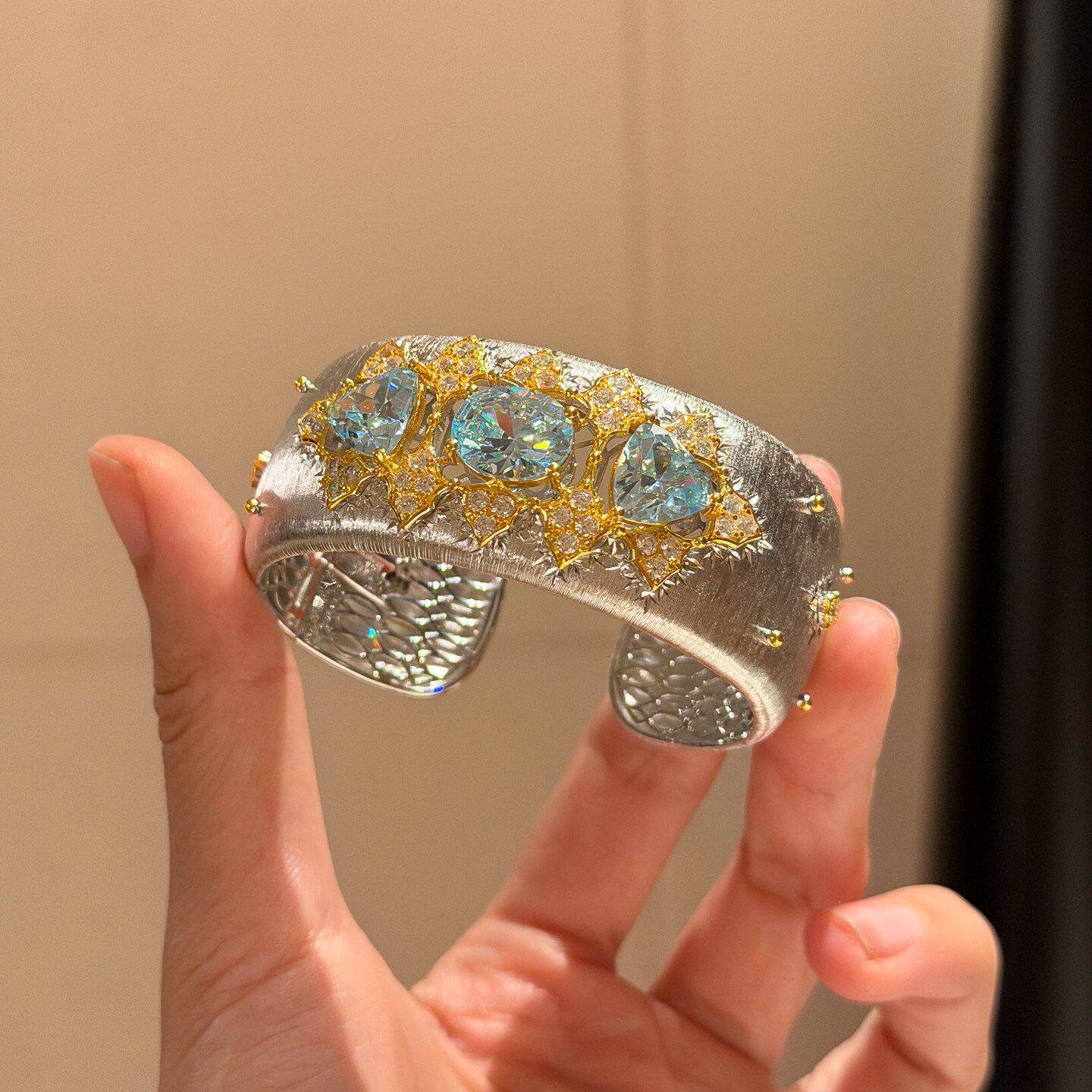 轻奢复古银色宽面开口闪钻手镯2026新款时尚设计百搭气质叠戴手饰