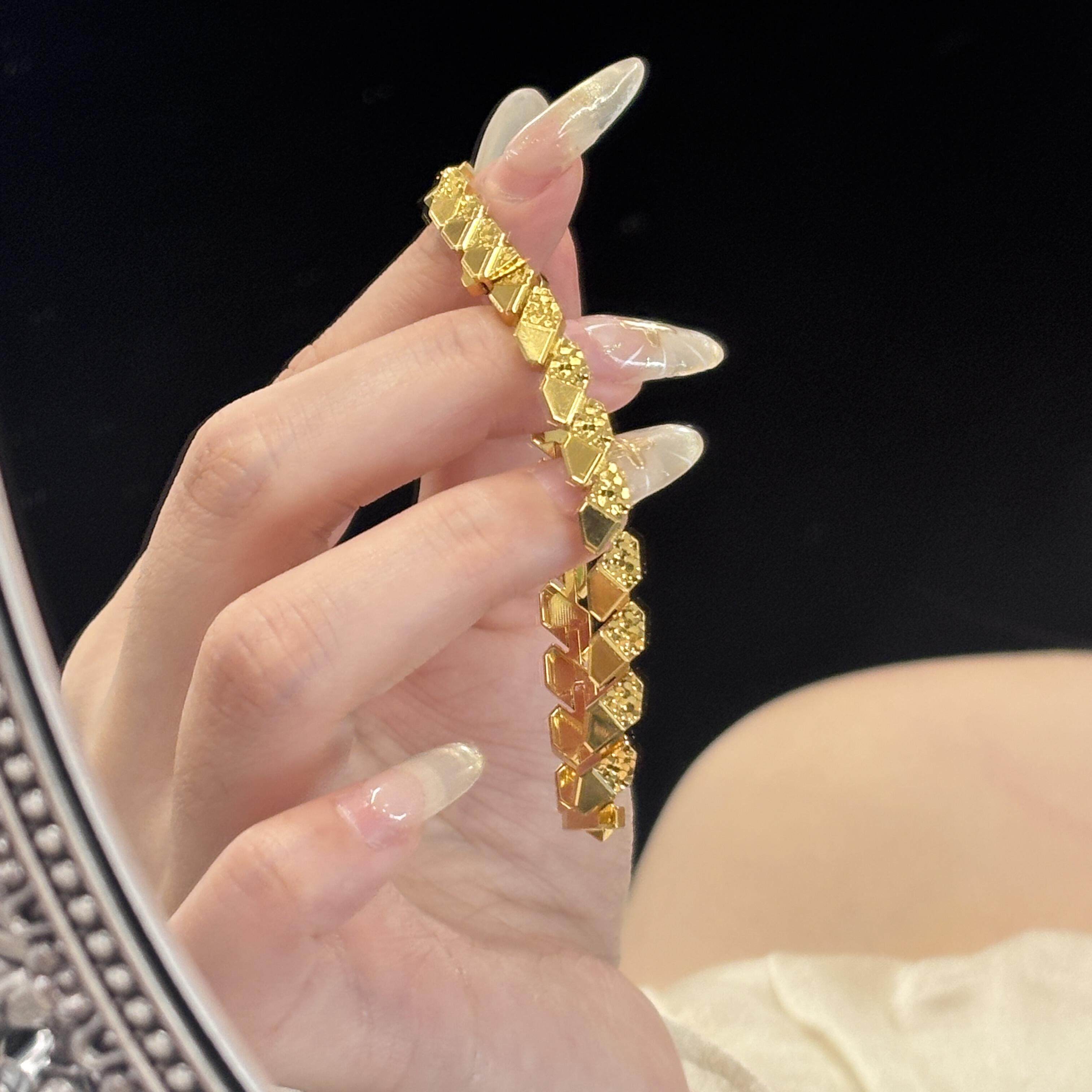 新中式碎碎金几何手链女款显白图片