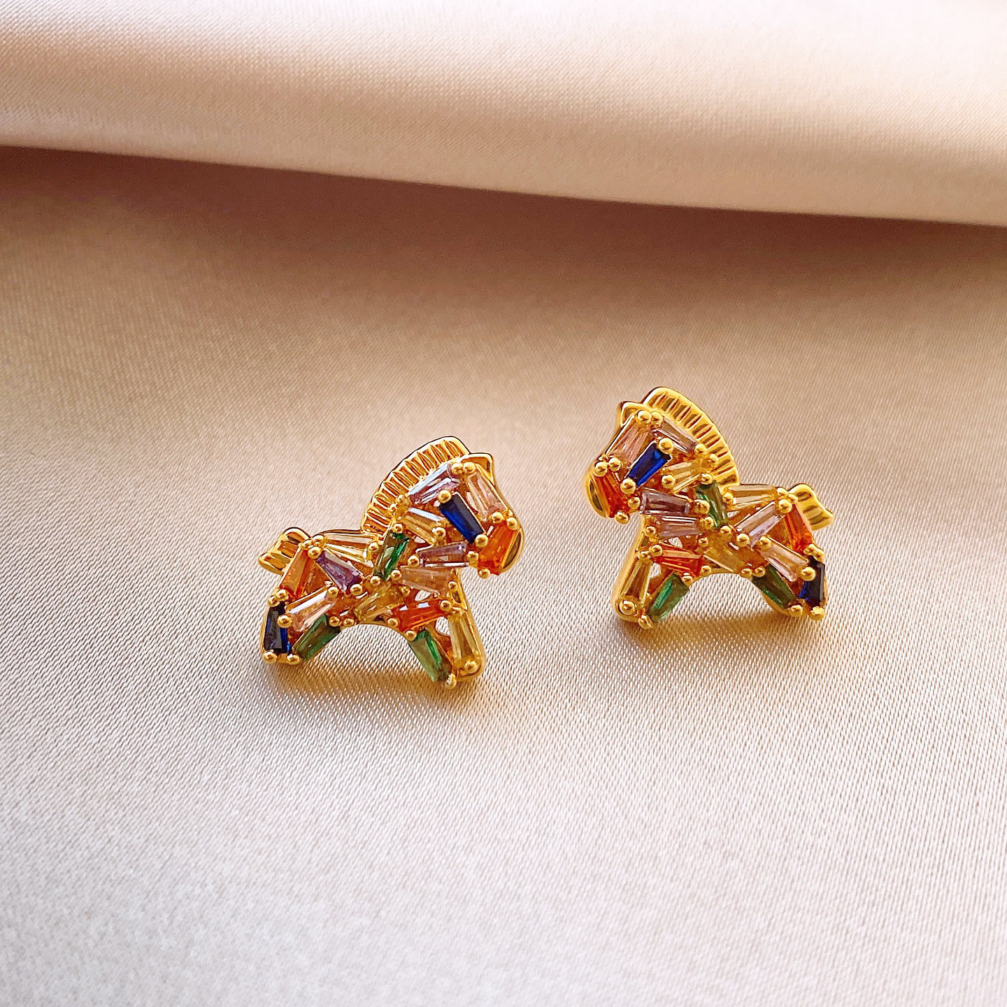 复古多巴胺彩色小马驹耳钉女气质本命年秋冬耳饰2025新款耳环饰品,模玩/动漫/周边/娃圈三坑/桌游,动漫手表/项链/饰品,淘宝优惠券,粉丝福利购,淘宝优惠卷