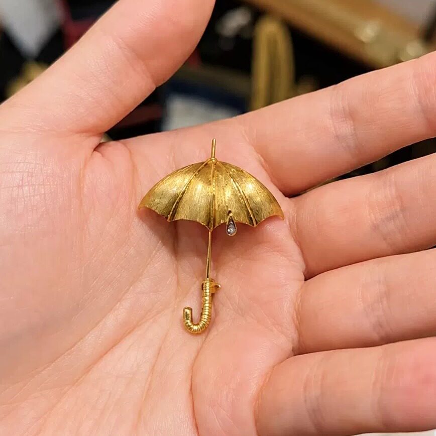 晴雨相伴立体金色伞形满钻胸针