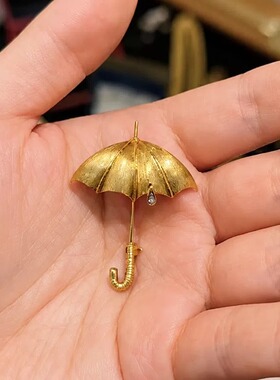 晴雨相伴立体金色伞形满钻胸针