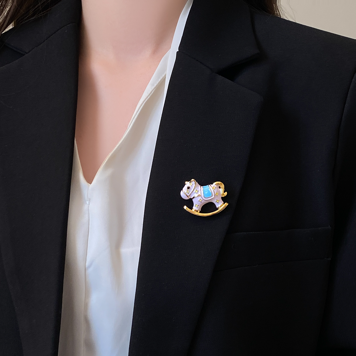 滴油珐琅白色木马胸针女款