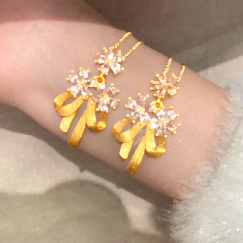 法式复古雏菊手捧花蝴蝶结项链女轻奢镶水钻吊坠金色精致气质颈链