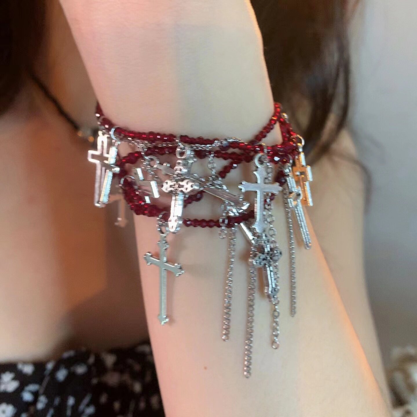 暗黑系十字流苏手链万圣节氛围感多层红色串珠复古朋克甜酷风项链