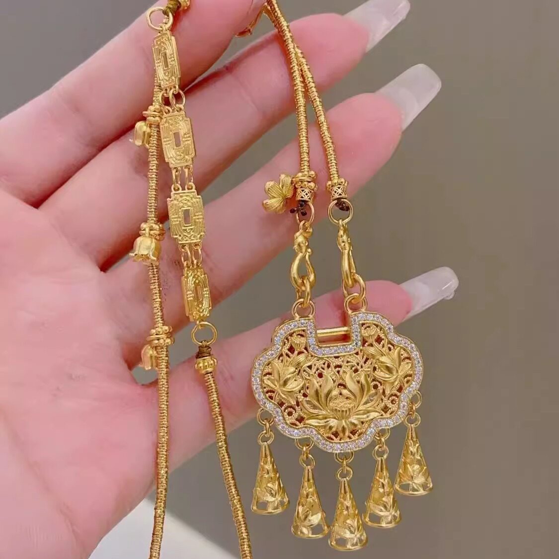 轻奢富贵吉祥流苏莲花黄金色吊坠古法点钻精美绝伦平安锁包铃铛