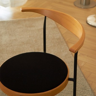 中古风靠背椅设计师实木餐厅软包椅子久坐家用铁艺餐椅牛角椅