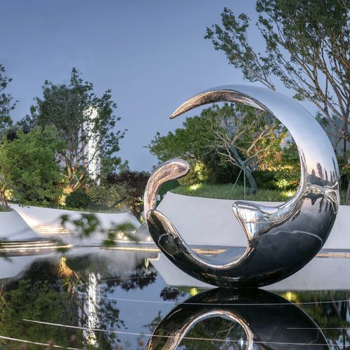 大型不锈钢月亮雕塑定制镜面发光圆环户外水景广场地产装饰摆件