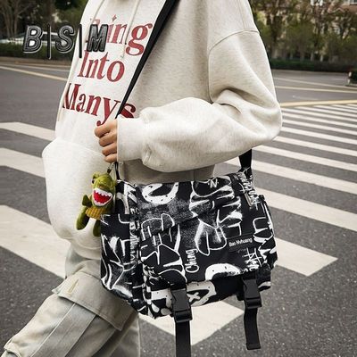 单肩包斜挎男士ins风涂鸦