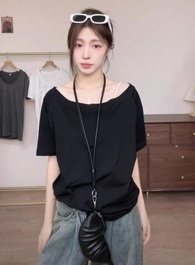 张婧仪同款黑色一字肩短袖T恤女2026夏纯欲斜肩露肩宽松显瘦上衣