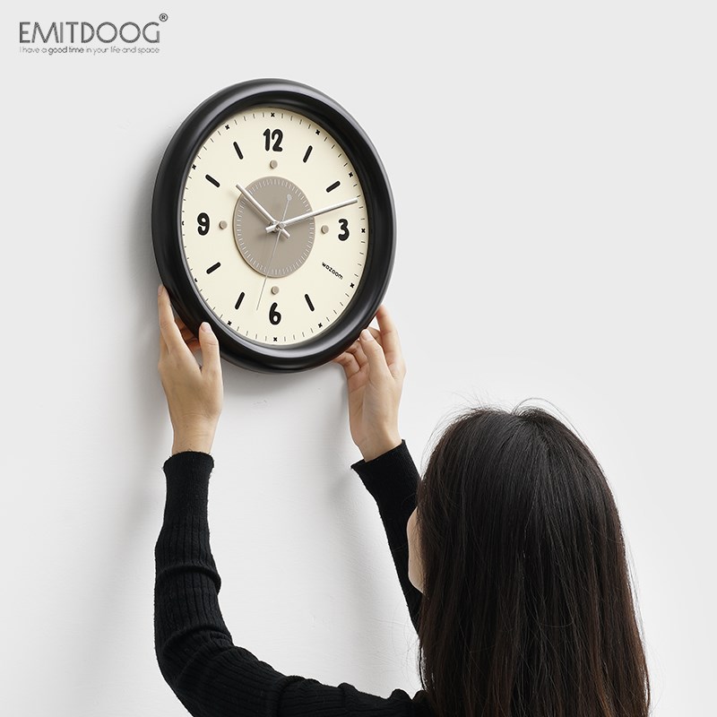 EMITDOOG免打孔奶油风挂钟客厅创意钟表2024新款简约大气时钟挂墙
