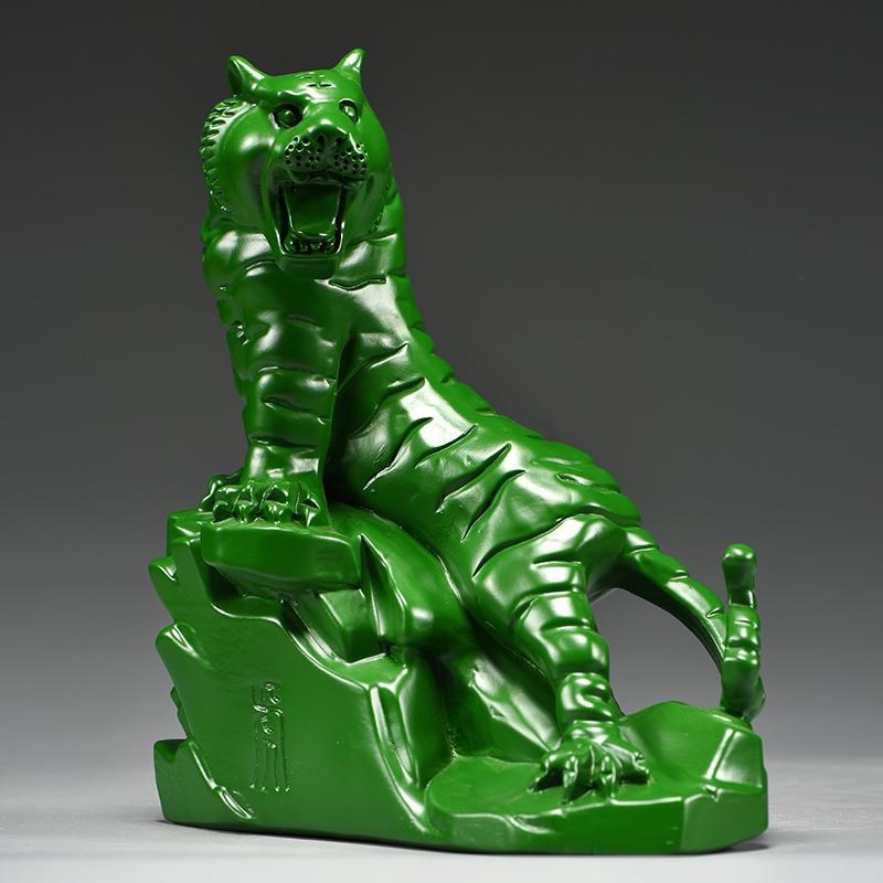 绿色实木雕刻虎摆件十二生肖木头上山虎客厅电视柜装饰工艺品送礼