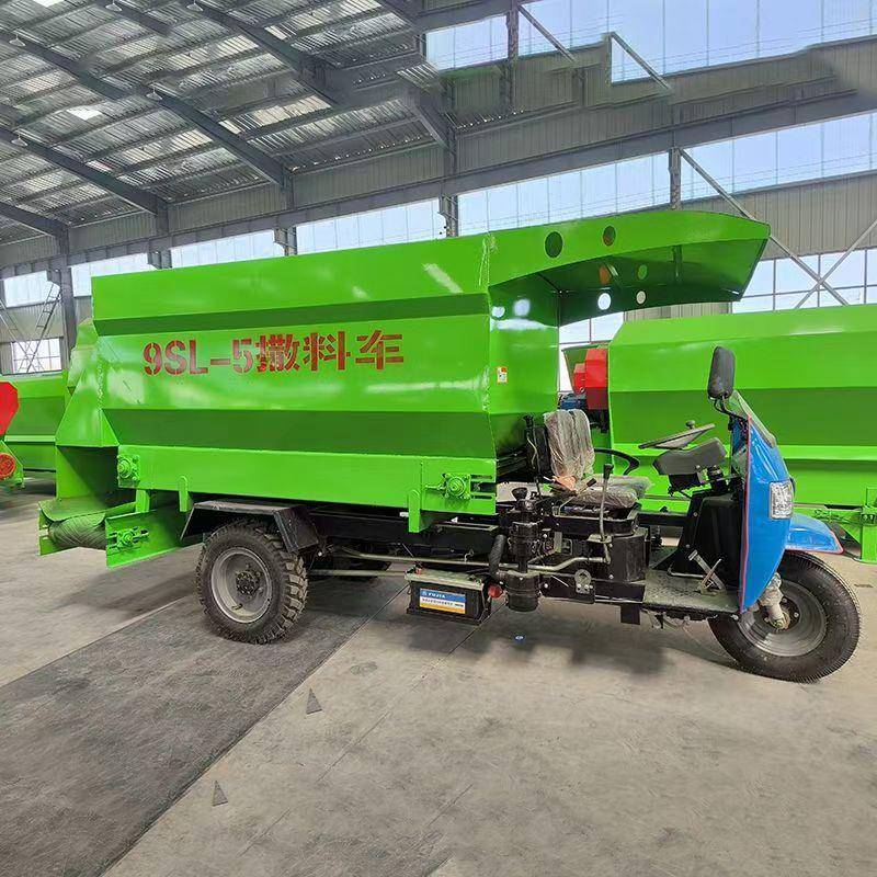 厂家直销牛羊饲料撒料车草料抛撒车养殖场喂料机设备