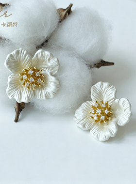 卡丽特法式奶白梨花小众设计耳饰