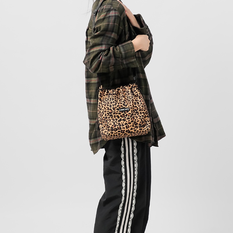 质感水桶包包女2025新款时尚百搭单肩包小众睿营时尚斜挎包女