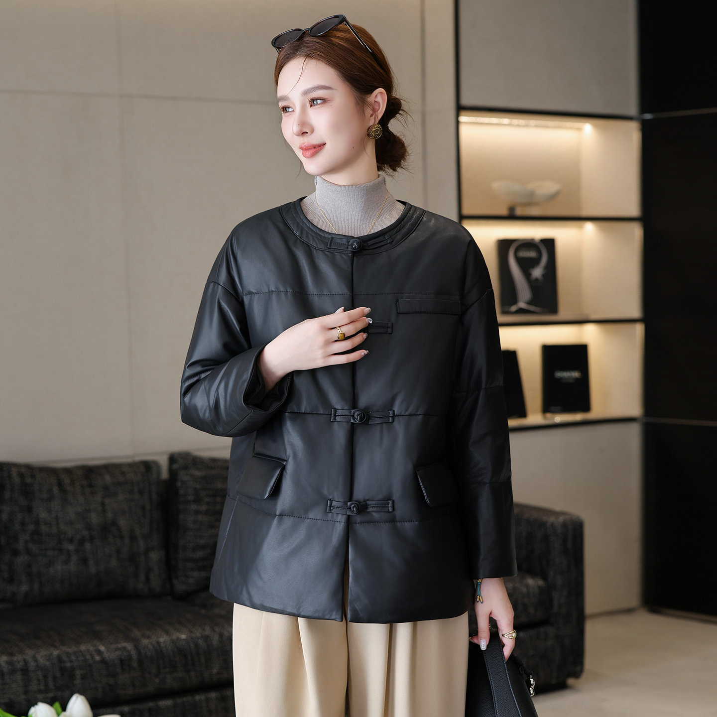 国风真皮羽绒服女2025冬季新款时尚休闲圆领盘扣绵羊皮衣外套短款