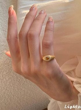 中古风拉丝虎眼石微镶锆石戒指轻奢高级感复古重工金色尾戒女小指