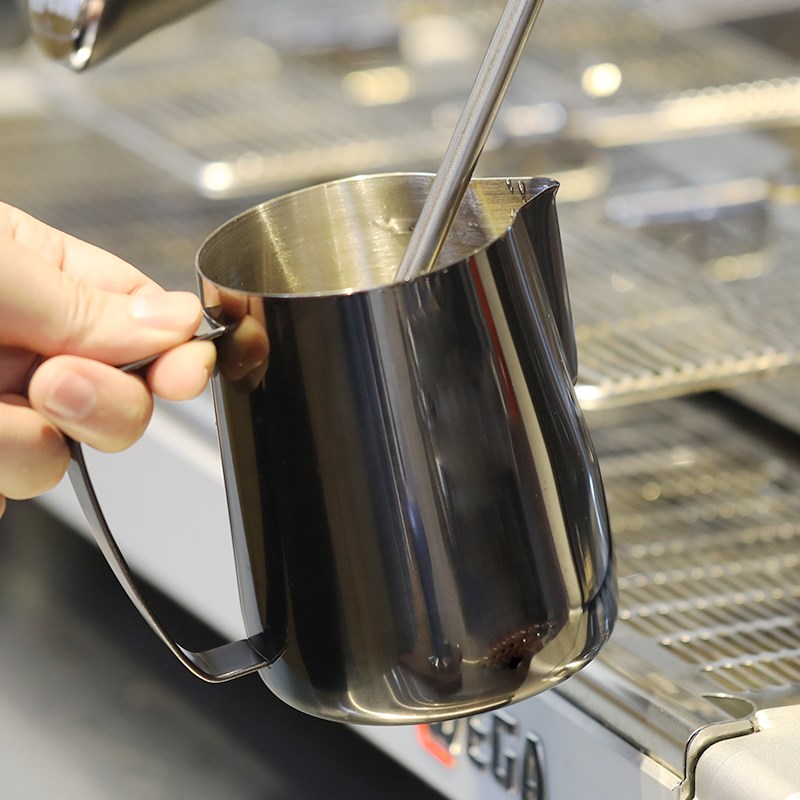 BG款咖啡师拉花缸尖嘴压纹304不锈钢意式咖啡K打奶缸奶泡杯350/60