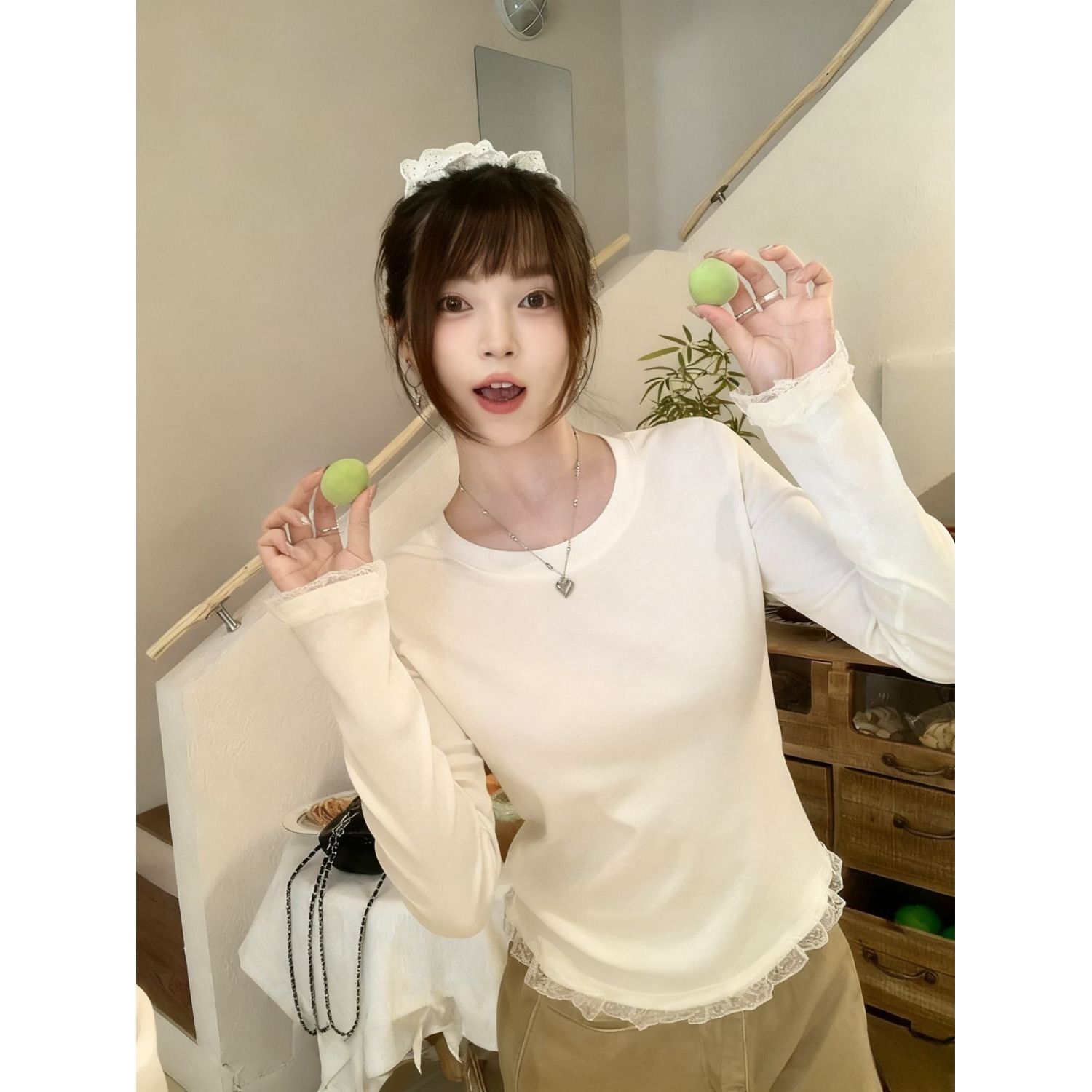 德绒蕾丝拼接圆领正肩长袖t恤女