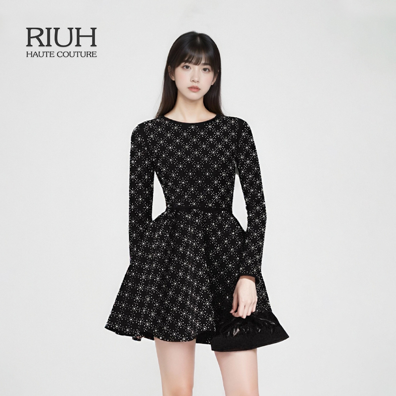 RIUH法式时尚仿钻装饰黑色收腰短款针织连衣裙25秋冬