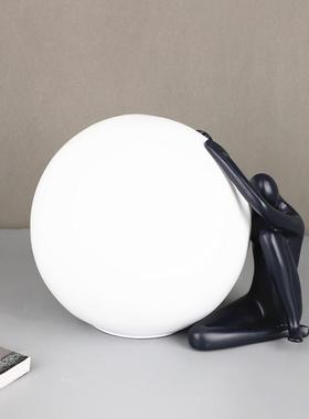 简约创意抽象人物艺术抱球人摆件样板房酒店家居玄关客厅现代装饰