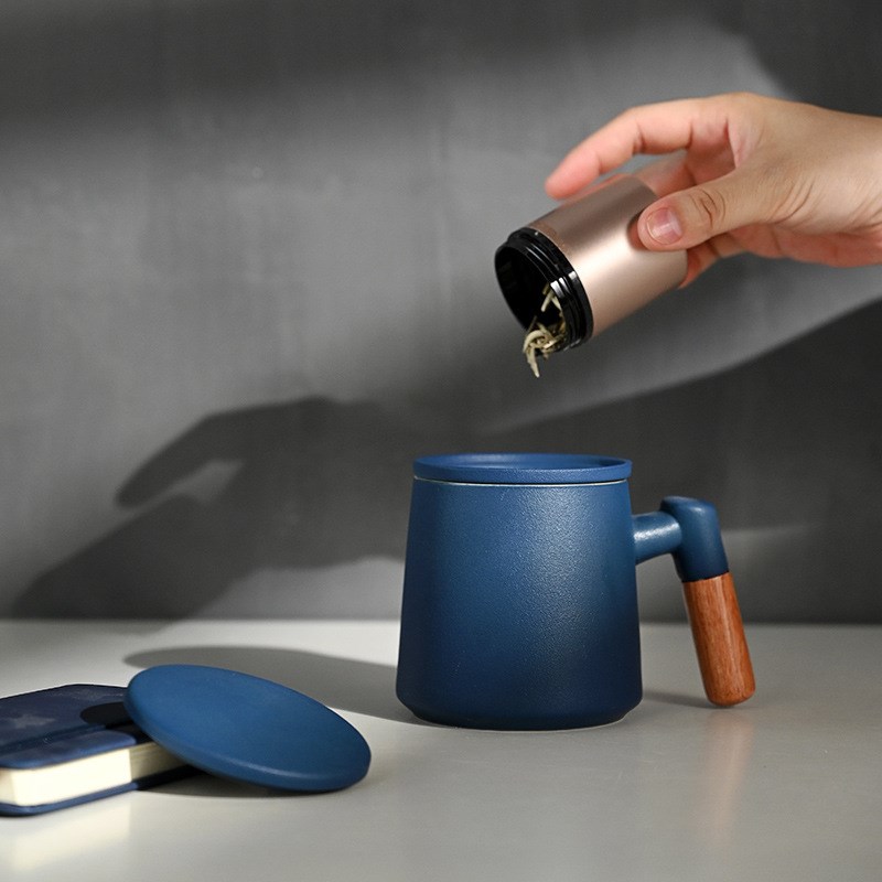 陶瓷磨砂创意茶水分离泡茶杯家用办公室木柄马克杯带盖过滤Logo