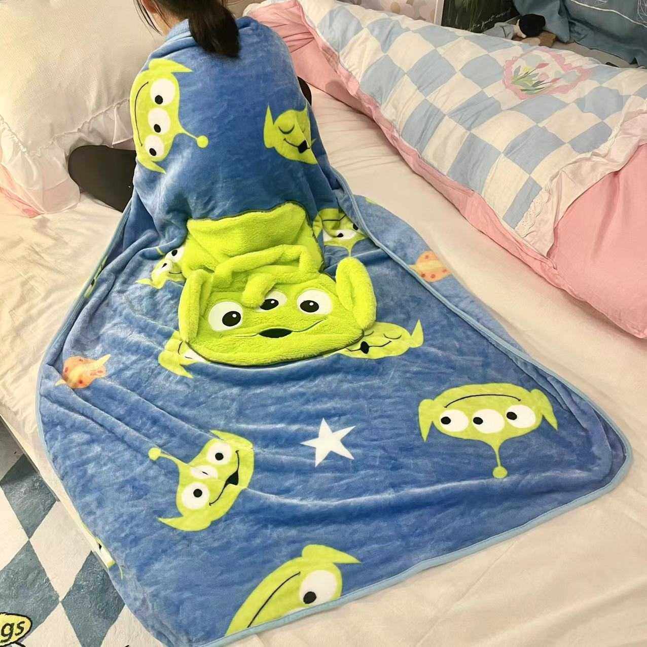 卡通可爱三眼仔拎包毯子一体抱枕车载儿童盖被三眼怪汽车小腰靠,电子元器件市场,其它元器件,淘宝优惠券,粉丝福利购,淘宝优惠卷