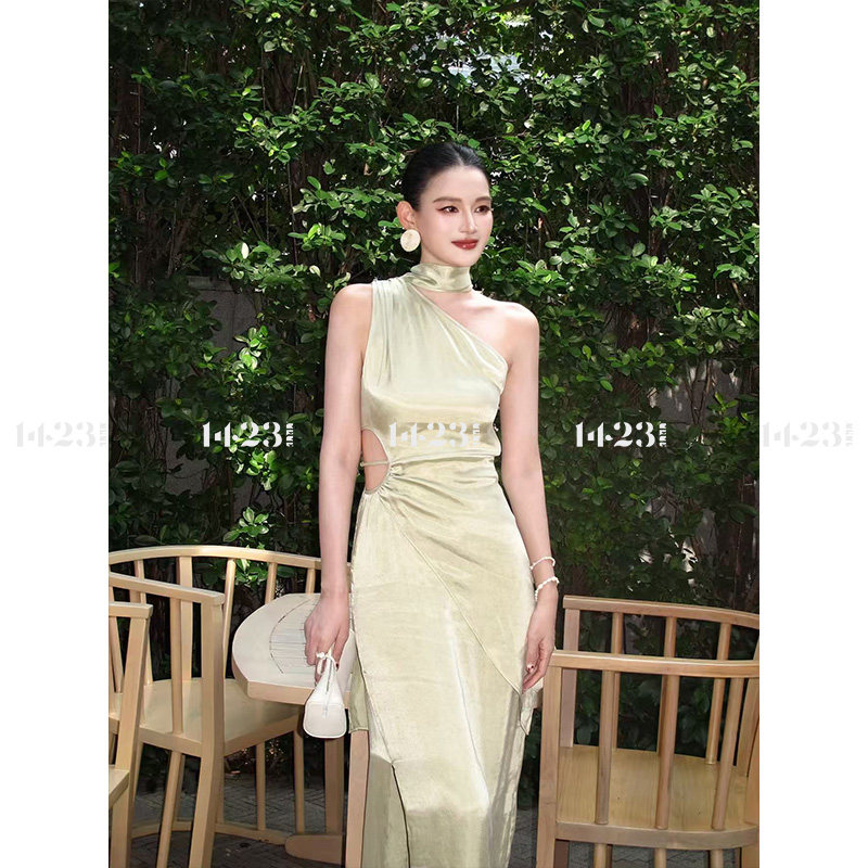 1423【赵露思同款】高奢挂脖连衣裙 设计感小众独特气质露腰长裙