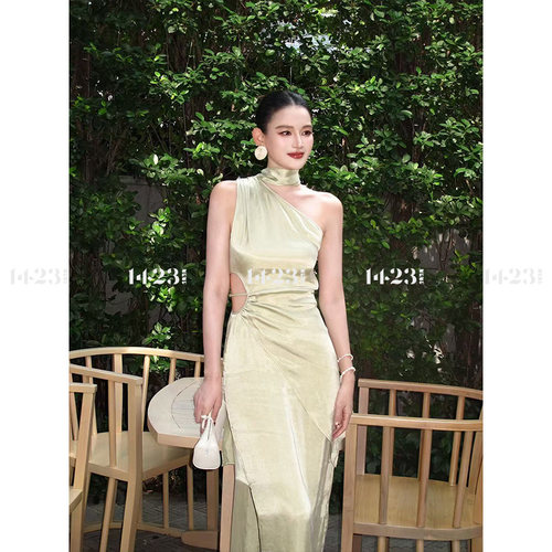 1423【赵露思同款】高奢挂脖连衣裙 设计感小众独特气质露腰长裙