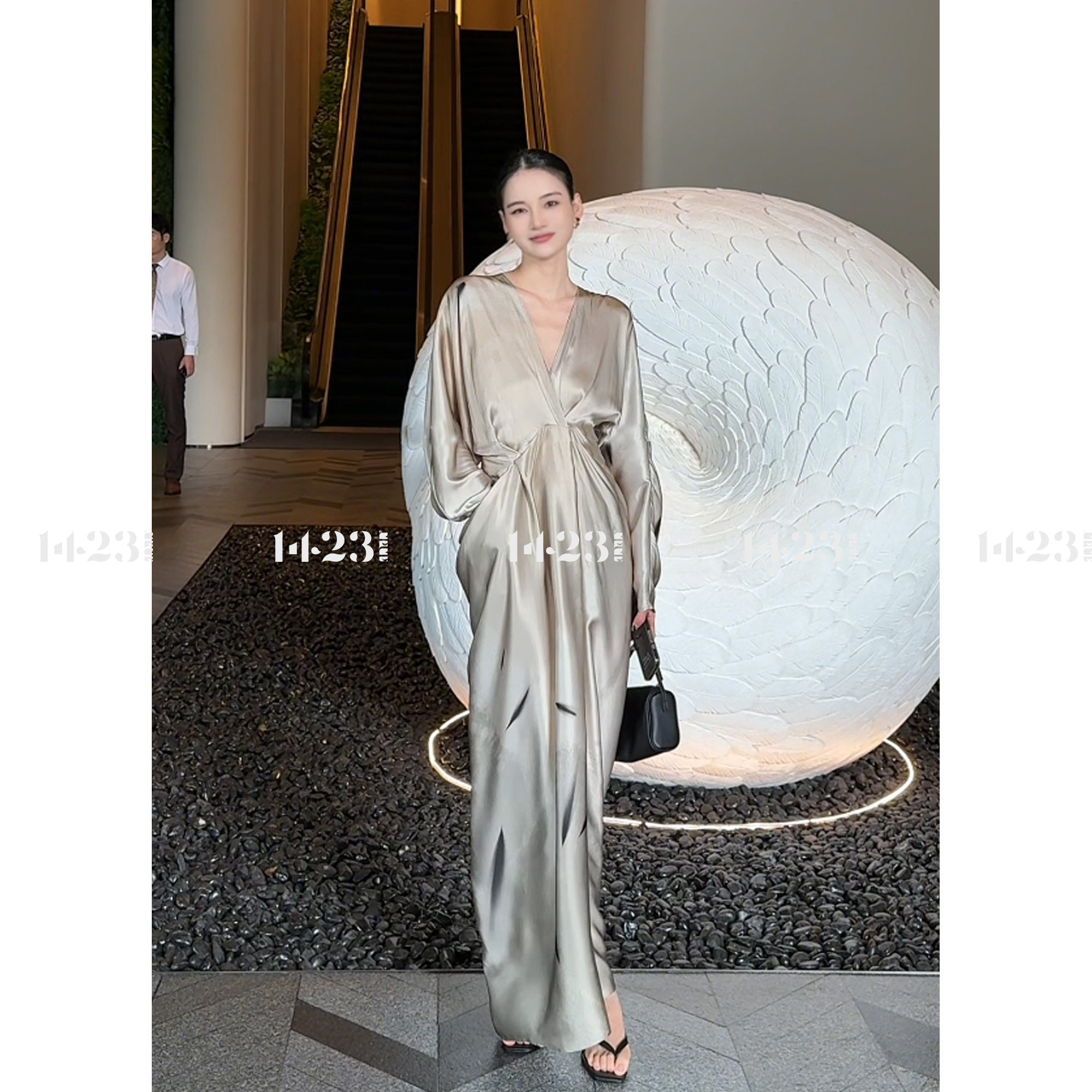 1423【银羽轻盈】小众设计100桑蚕丝清冷韵味V领收腰长袖连衣裙
