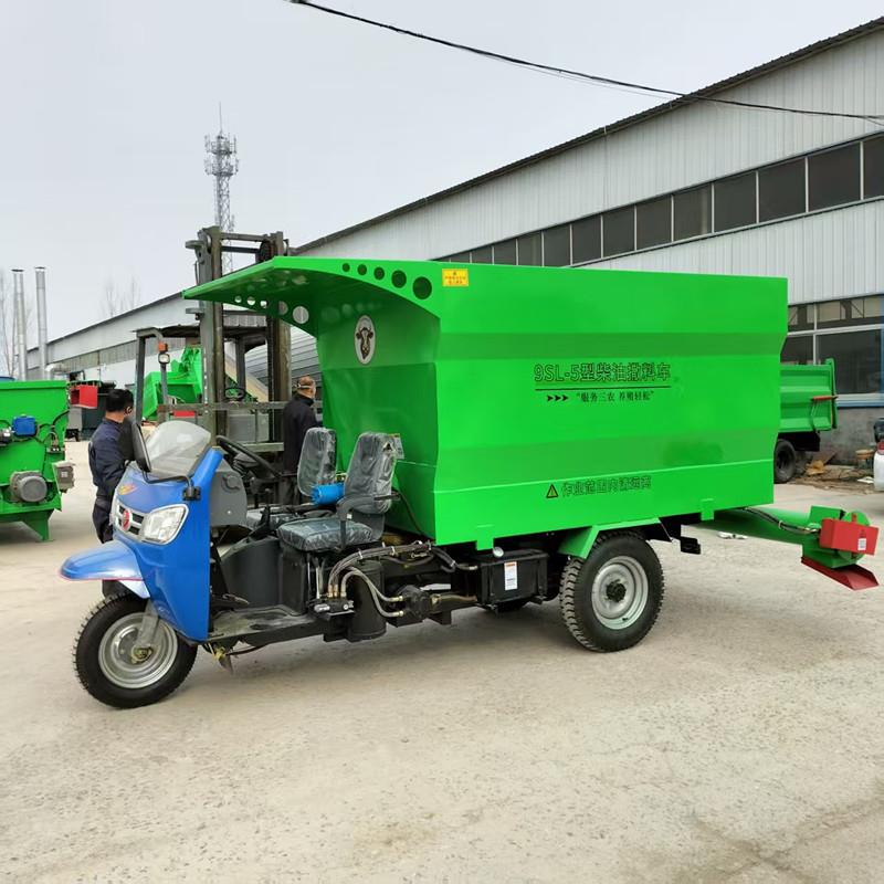 电动3立方撒料车牛羊舍饲草投喂车绞龙出料均匀撒草车