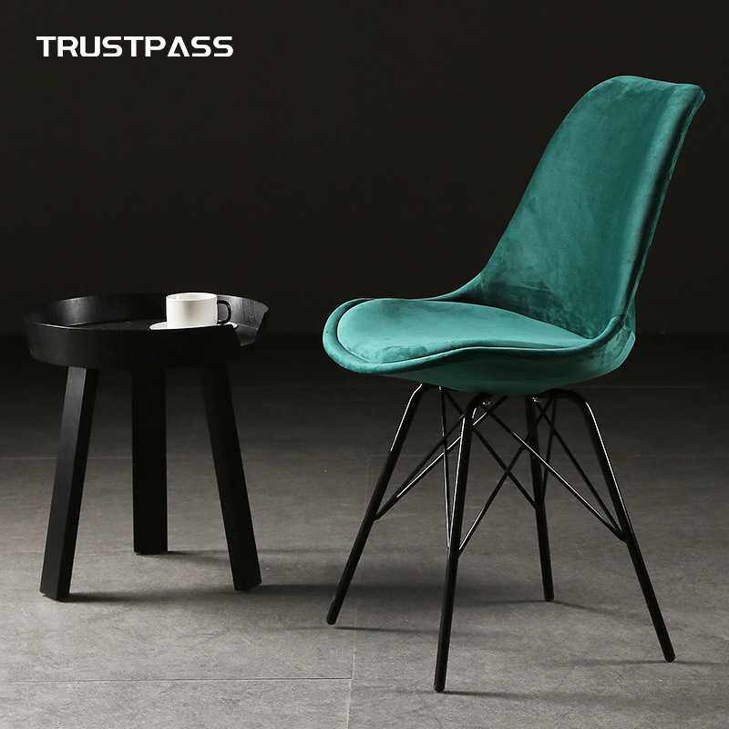 伊姆斯绒布塑料餐桌椅布椅子铁艺黑色餐椅北欧塑胶木腿软包椅面