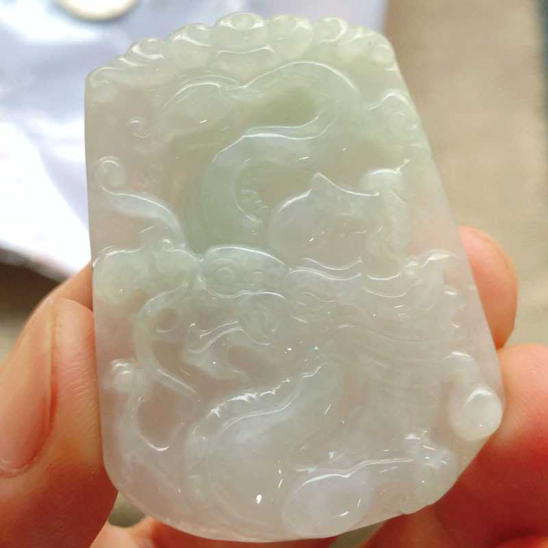 A货缅甸玉龙牌手工雕刻冰糯种淡春彩 男款翡翠吊坠
