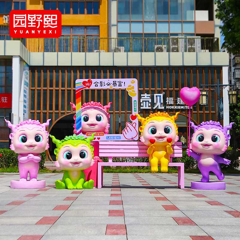 蛇年玻璃钢卡通吉祥物网红打卡雕塑新年美陈动物户外公园景观摆件