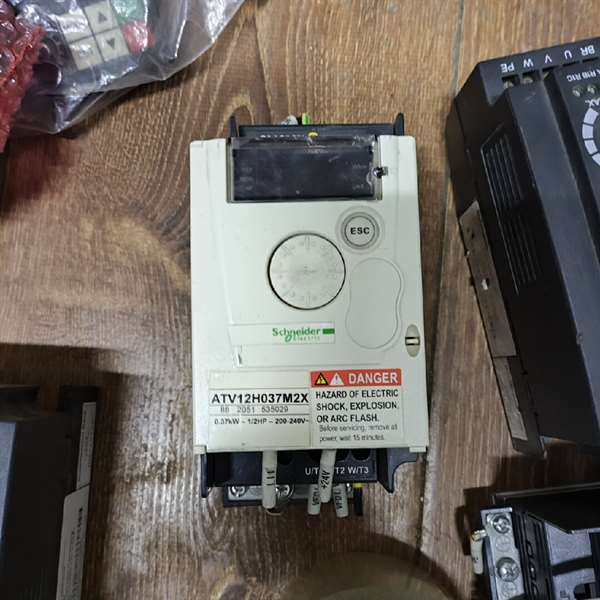 议价施耐德0.37KW变频器ATV12H037M2X二手拆机，实