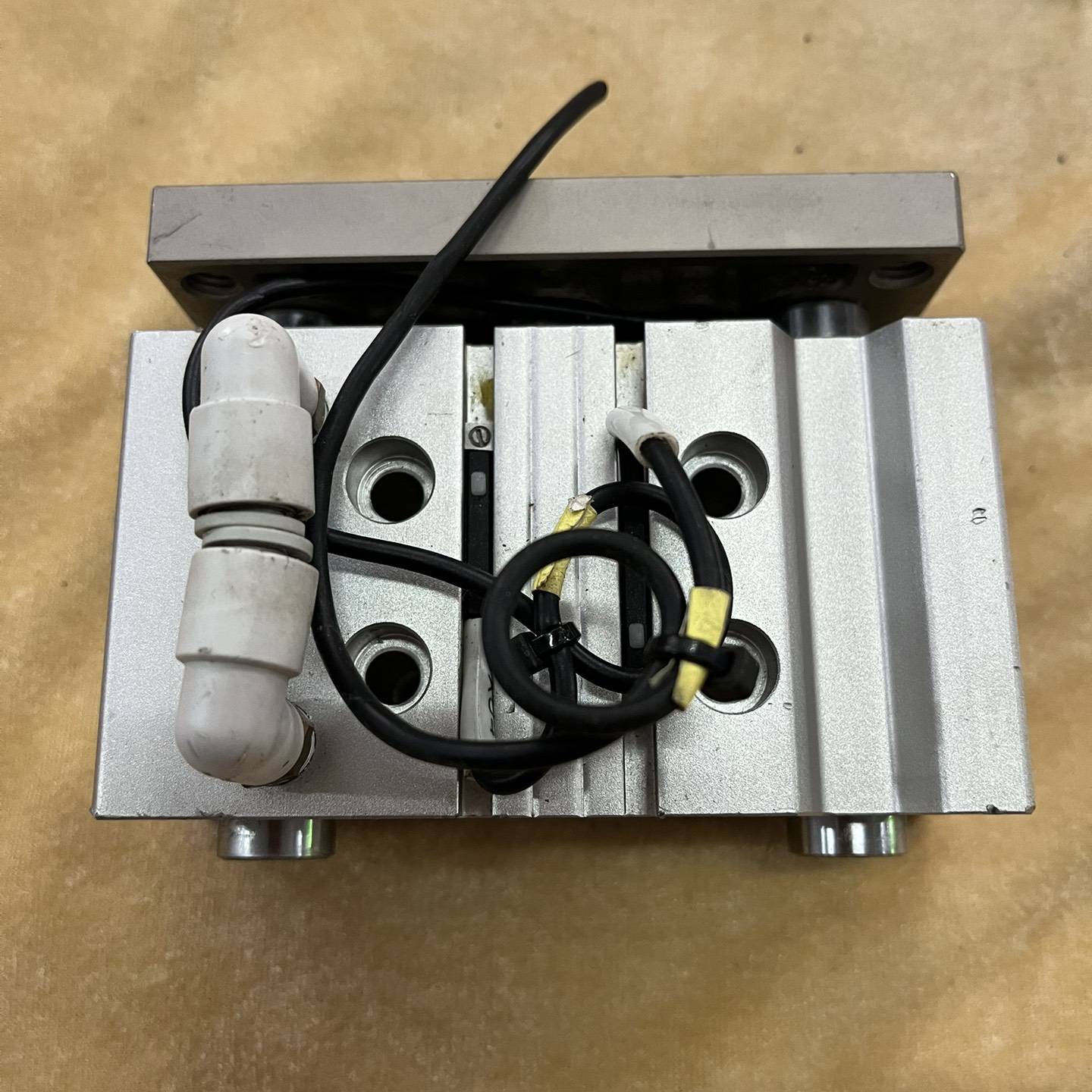 【议价】亚德客气缸TCL32X25S，带磁性开关，配