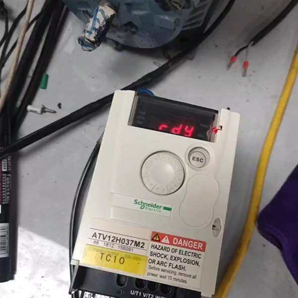 议价施耐德变频器0.37KW，ATV12H037M2，成色如图
