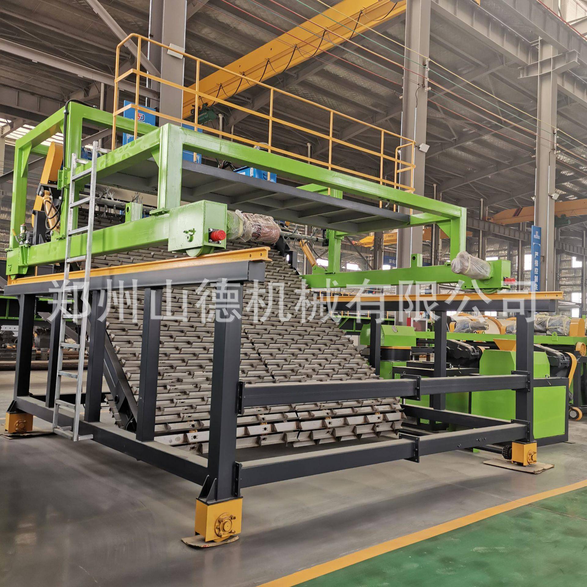 污泥处理轨道式翻抛机养殖粪便链板翻堆机有机肥深槽发酵翻抛设备