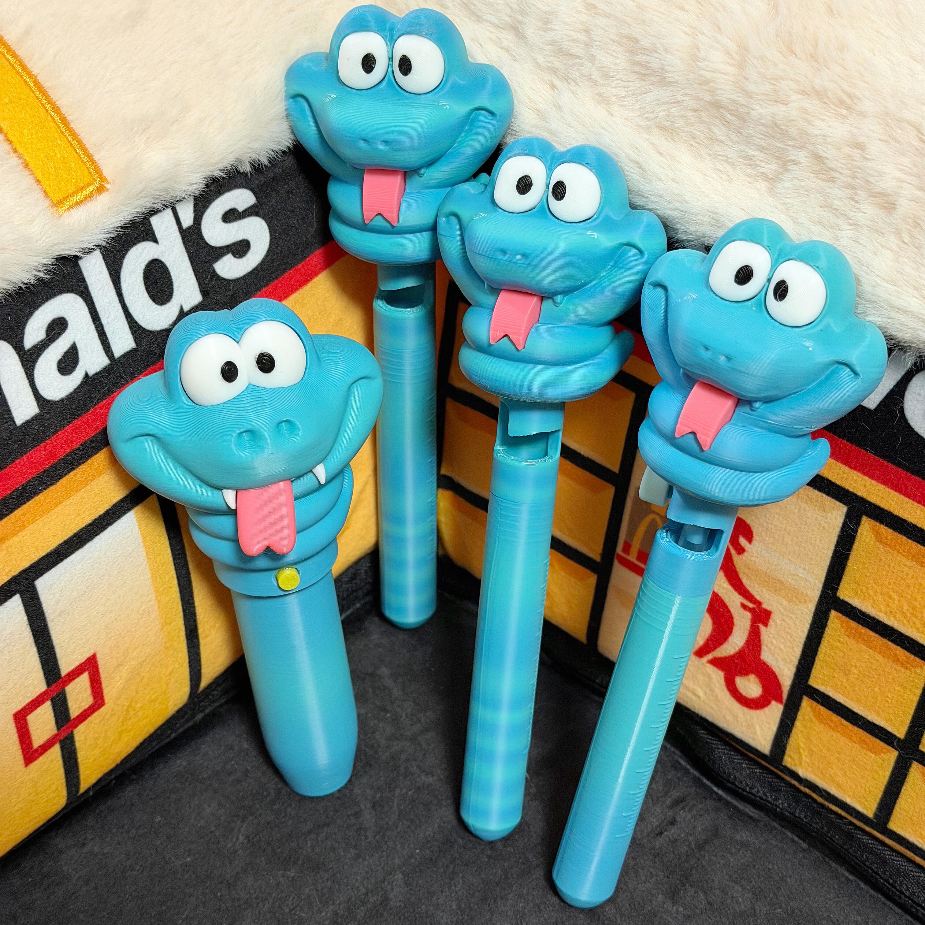 盖瑞一条蛇解毒笔笔筒挂件