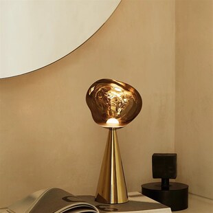 北欧设计师创意个性客厅卧室床头装饰灯具充电火山熔岩迷你小台灯