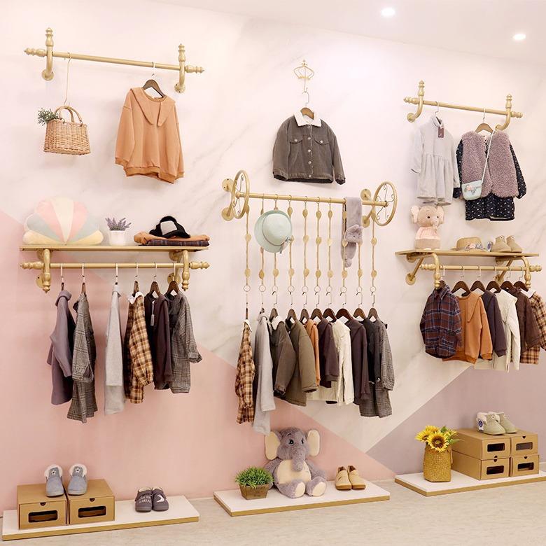 童装店展示架简约壁挂式金色陈列架组合上墙铁艺挂衣架服装店货架