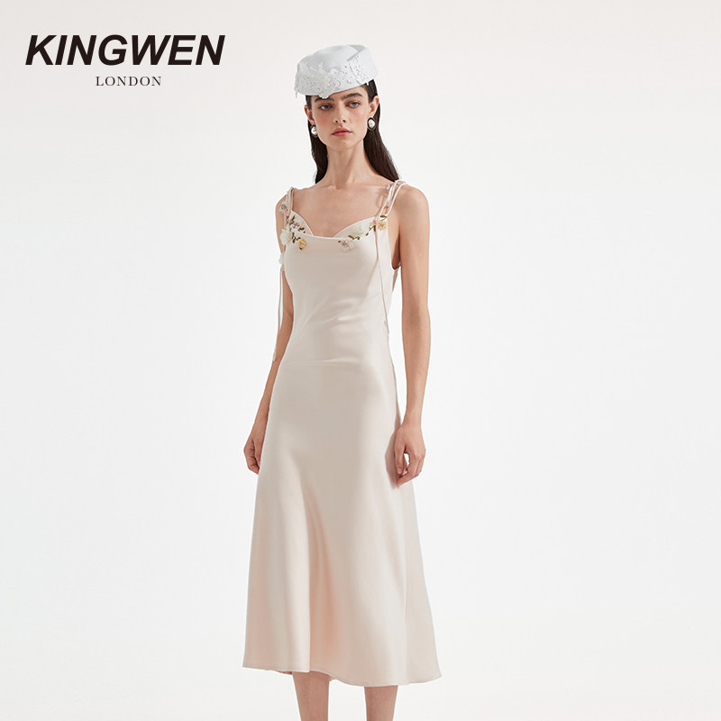 KINGWEN2025秋季新款裸粉色花卉吊带连衣裙原创设计品牌气质长裙