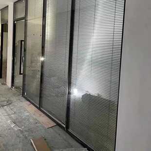 定制加工办公室玻璃隔断双玻钢化玻璃铝合金屏风隔断创业园写字楼