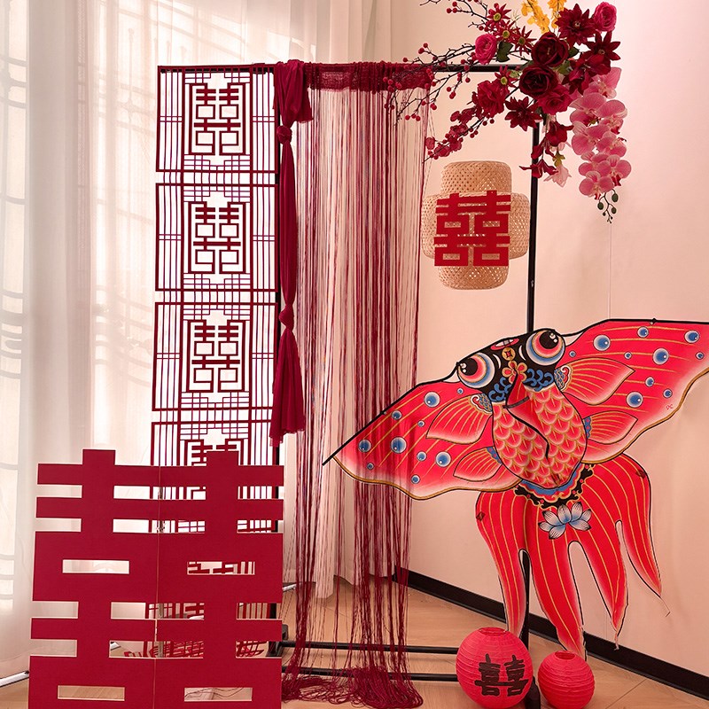 中式婚房订婚氛围感布置新娘晨袍红色拍照背景卧室风筝道具装饰