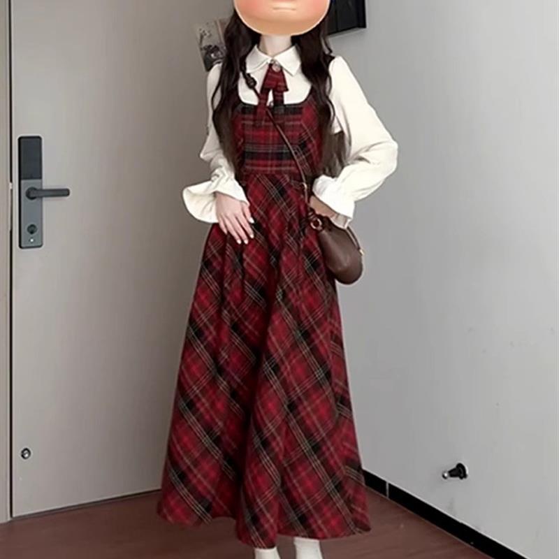 过新年战袍红色背带连衣裙子女秋冬季2025新款高级感穿搭套装长裙